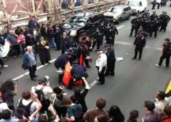 Alcaldía de Nueva York suspende la venta ambulante en el icónico puente Brooklyn.