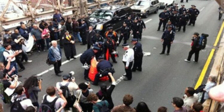 Alcaldía de Nueva York suspende la venta ambulante en el icónico puente Brooklyn.