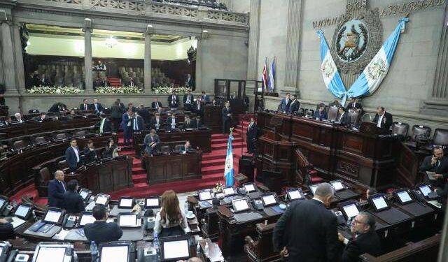 Congreso de Guatemala dejó sin partido político a los diputados de Arévalo, restándoles poder de maniobra