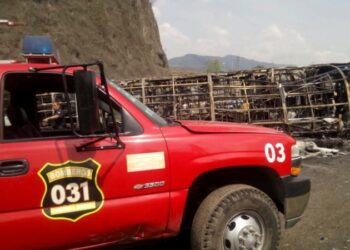 Mueren 19 personas en choque entre un autobús y un tráiler en el norte de México