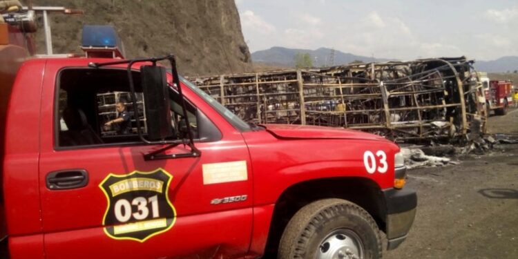 Mueren 19 personas en choque entre un autobús y un tráiler en el norte de México