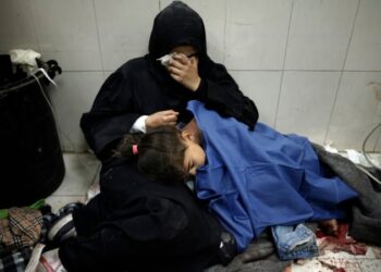 Tropas israelíes dispararon contra palestinos que esperaban ayuda, dicen funcionarios de Gaza