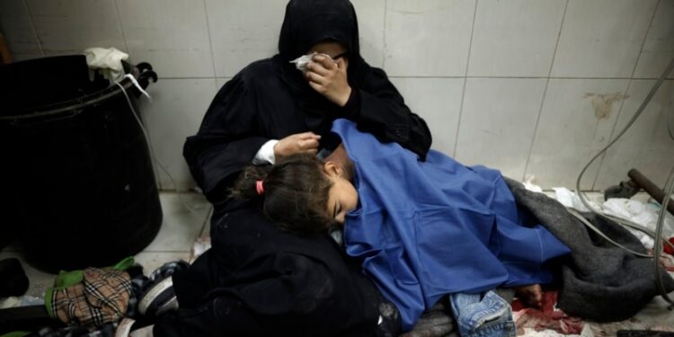 Tropas israelíes dispararon contra palestinos que esperaban ayuda, dicen funcionarios de Gaza