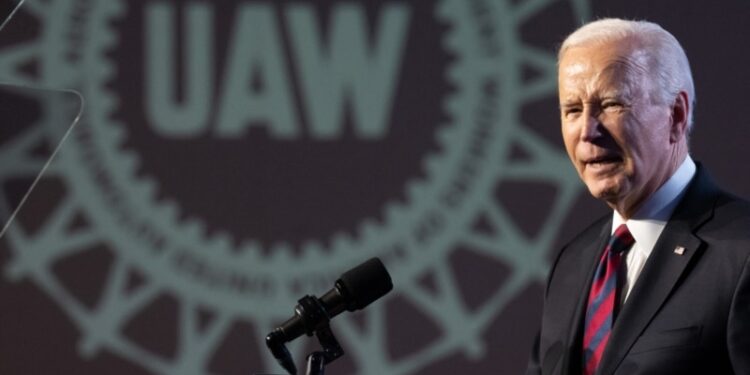 Biden obtiene respaldo del sindicato United Auto Workers para las elecciones