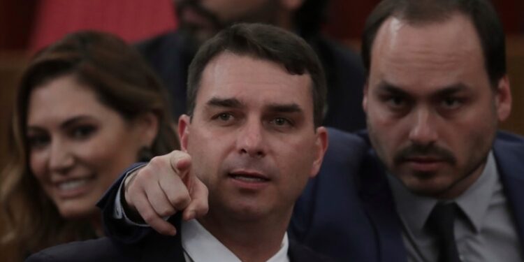 Investigan en Brasil a un hijo de Bolsonaro por espionaje político