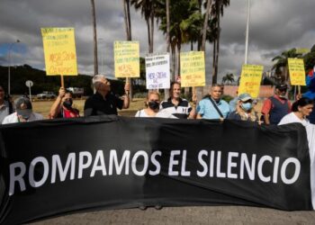 Empleados públicos venezolanos exigen “libertad y democracia”