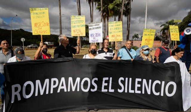 Empleados públicos venezolanos exigen “libertad y democracia”