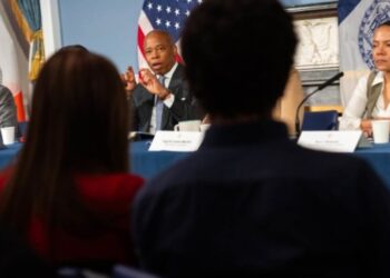 Límites de estadía de inmigrantes en albergues de Nueva York no cambiará pese a las presiones