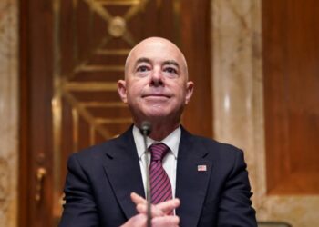 Republicanos buscan destituir a Mayorkas mientras continúan negociaciones migratorias en el Congreso