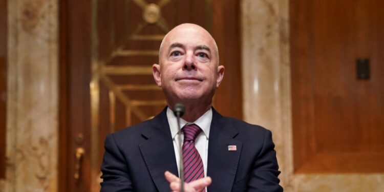 Mientras el Senado busca acuerdo con Mayorkas para la frontera, republicanos de la Cámara intentan destituirlo