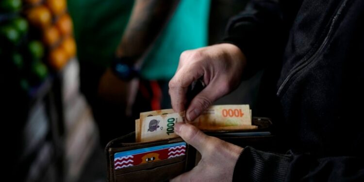 Argentina registra inflación más alta en tres décadas y podría superar el 200 % en 2024