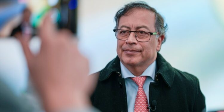 Presidente colombiano se opone a que Venezuela o Guyana exploten petróleo en la franja en disputa