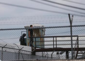 Un segundo preso muerto fue arrojado desde de una de las cárceles amotinadas en Ecuador