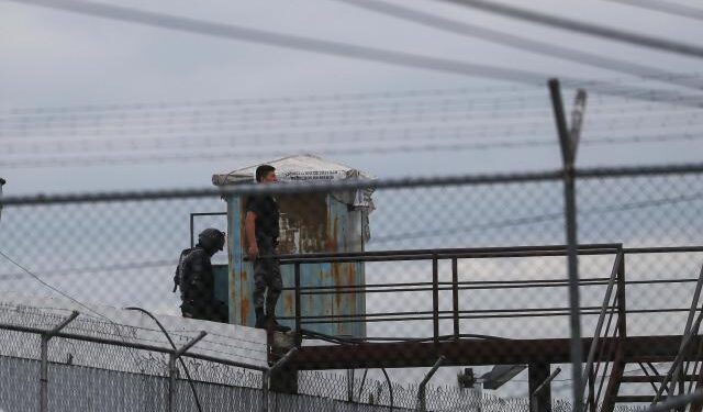 Un segundo preso muerto fue arrojado desde de una de las cárceles amotinadas en Ecuador