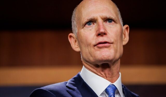 Rick Scott pidió a Joe Biden imponer sanciones inmediatamente a Maduro