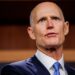 Rick Scott pidió a Joe Biden imponer sanciones inmediatamente a Maduro