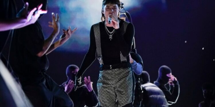 Tribunal chileno admite recurso contra espectáculo de Peso Pluma en Festival de Viña