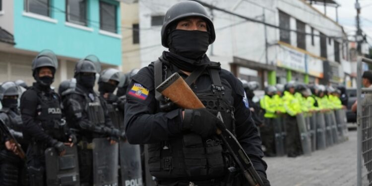 El presidente ecuatoriano Daniel Noboa impone medidas restrictivas ante la crisis de seguridad que sufre la nación