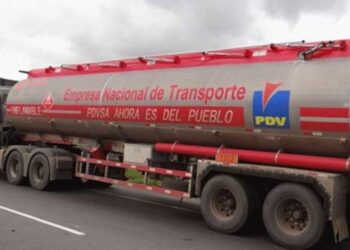 Con cauchos desgastados y picados, así ruedan las gandolas de Pdvsa que surten gasolina (VIDEO)