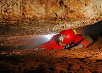 Autoridades eslovenas buscan rescatar cinco personas atrapadas en una cueva desde el sábado