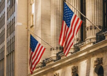 Por qué los latinos se beneficiarán más con el aumento del salario mínimo en EEUU