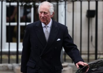 El rey Carlos III y la princesa de Gales dejan hospital en Londres tras concluir tratamientos médicos programados