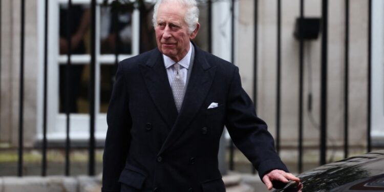 El rey Carlos III y la princesa de Gales dejan hospital en Londres tras concluir tratamientos médicos programados