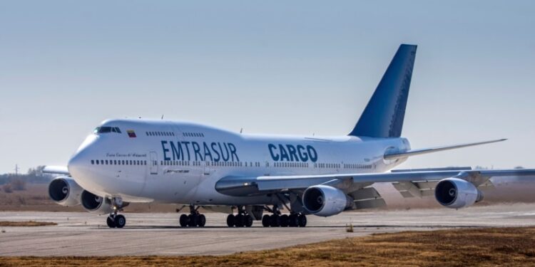 Juez en Argentina aprueba decomiso de avión venezolano a pedido de EEUU, Caracas habla de «robo»
