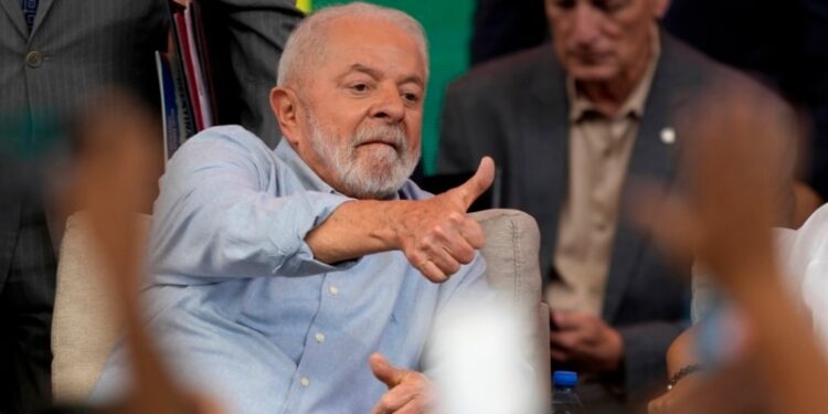 La economía de Brasil mejora durante el primer año de Lula, pero el país sigue dividido