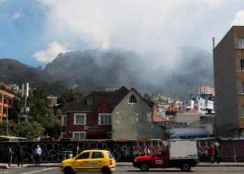 El incendio en los cerros orientales de Bogotá crece pese a los esfuerzos de los bomberos