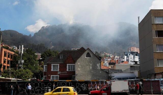 El incendio en los cerros orientales de Bogotá crece pese a los esfuerzos de los bomberos