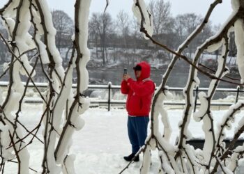 Tormentas de costa a costa dejan un trágico saldo en Estados Unidos y las frías temperaturas son un nuevo riesgo en todo tipo de vías.