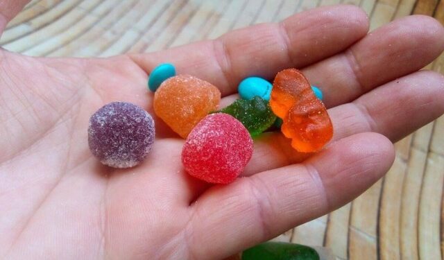 “No pudo respirar”: Niña californiana sufrió daño cerebral y quedó tetrapléjica por comer gomitas