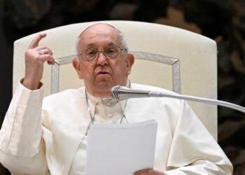 Vaticano intenta calmar a obispos por aprobación de bendiciones a parejas homosexuales