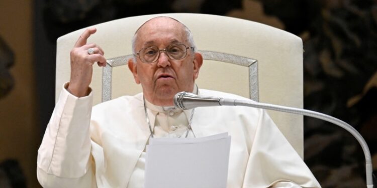 Vaticano intenta calmar a obispos por aprobación de bendiciones a parejas homosexuales