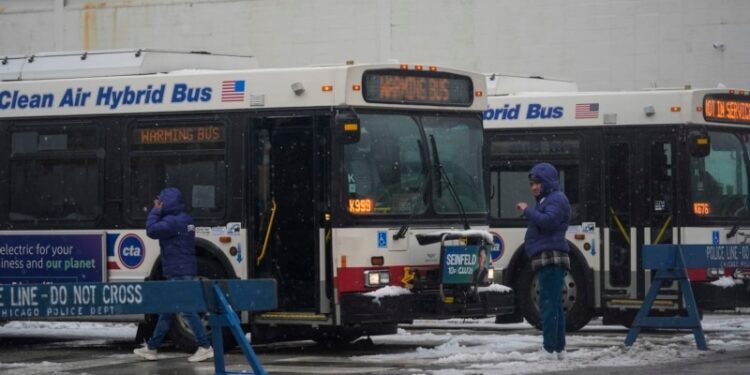Bajas temperaturas complican las labores de Chicago para acoger a solicitantes de asilo