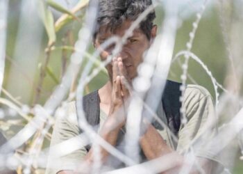 “Si lo cortan, lo reemplazaremos”: Texas no dejará de poner el alambre de púas en la frontera