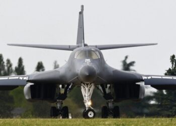 Bombardero estratégico estadounidense B-1 Lancer se estrelló en Dakota del Sur con cuatro tripulantes a bordo