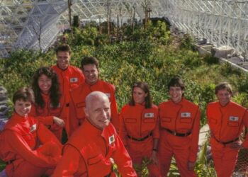 Aislados en Arizona: Cómo terminó el experimento en el que ocho personas simularon vivir en otro planeta por dos años