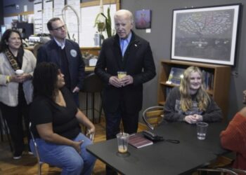 VIDEO: El incómodo gesto de una adolescente cuando Biden se le acercó a susurrarle algo