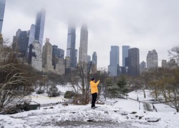 Ola de frío en EEUU: Nueva York se viste de blanco con la primera nevada en casi dos años