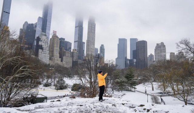 Ola de frío en EEUU: Nueva York se viste de blanco con la primera nevada en casi dos años