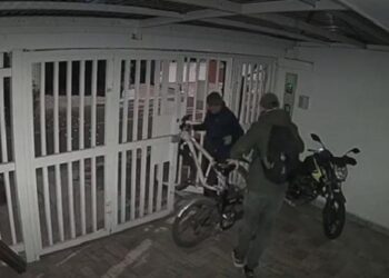 Ladrones descarados: robaron bicicleta y, como estaba dañada, volvieron para cambiarla por una buena (VIDEO)