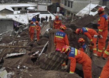Crece a 20 el número de muertos por derrumbe que dejó 44 enterrados en China