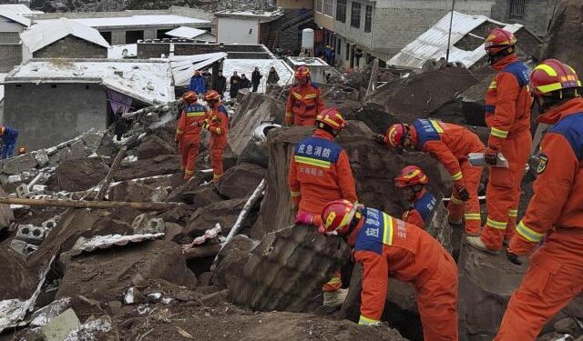 Crece a 20 el número de muertos por derrumbe que dejó 44 enterrados en China