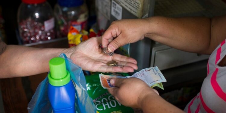 Los precios se ajustan en Venezuela, aunque todavía queda un largo camino por recorrer para aplacar la inflación