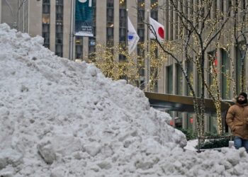 Una expansiva tormenta ha azotado extensas áreas de Estados Unidos y las advertencias de mal tiempo podrían prolongarse.