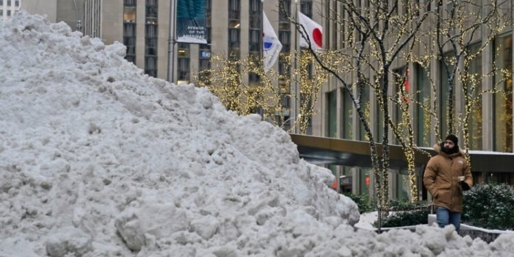 Una expansiva tormenta ha azotado extensas áreas de Estados Unidos y las advertencias de mal tiempo podrían prolongarse.
