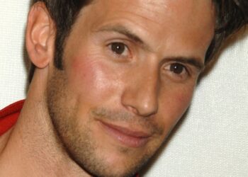 Perecen el actor Christian Oliver y sus 2 hijas en accidente aéreo en el Caribe