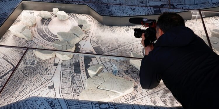 Un monumental mapa de mármol reaparece en nuevo museo de Roma